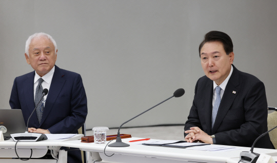 윤석열 대통령이 17일 서울 용산 대통령실 청사에서 열린 이주민과의 동행 특별위원회 제15차 회의에서 발언하고 있다. 연합뉴스